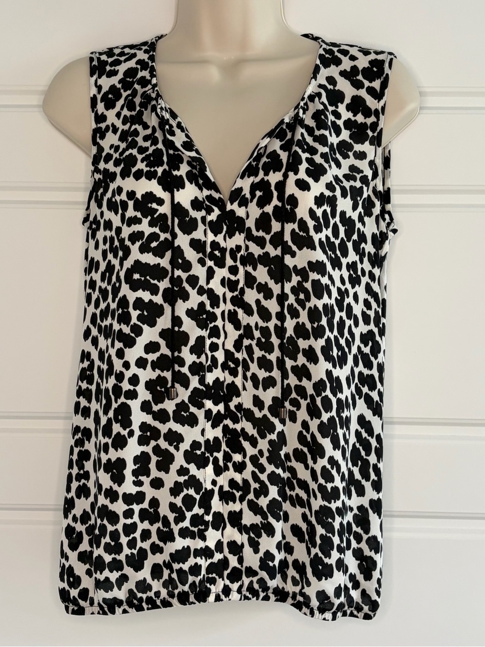 Loft Black & White Animal Print Sleeveless Blouse Size SP Split V Neck Ties